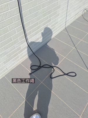 圖 12: 黑色工作繩斷裂